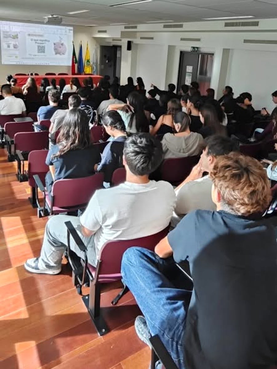 Olhão School promotes training on savings for secondary students