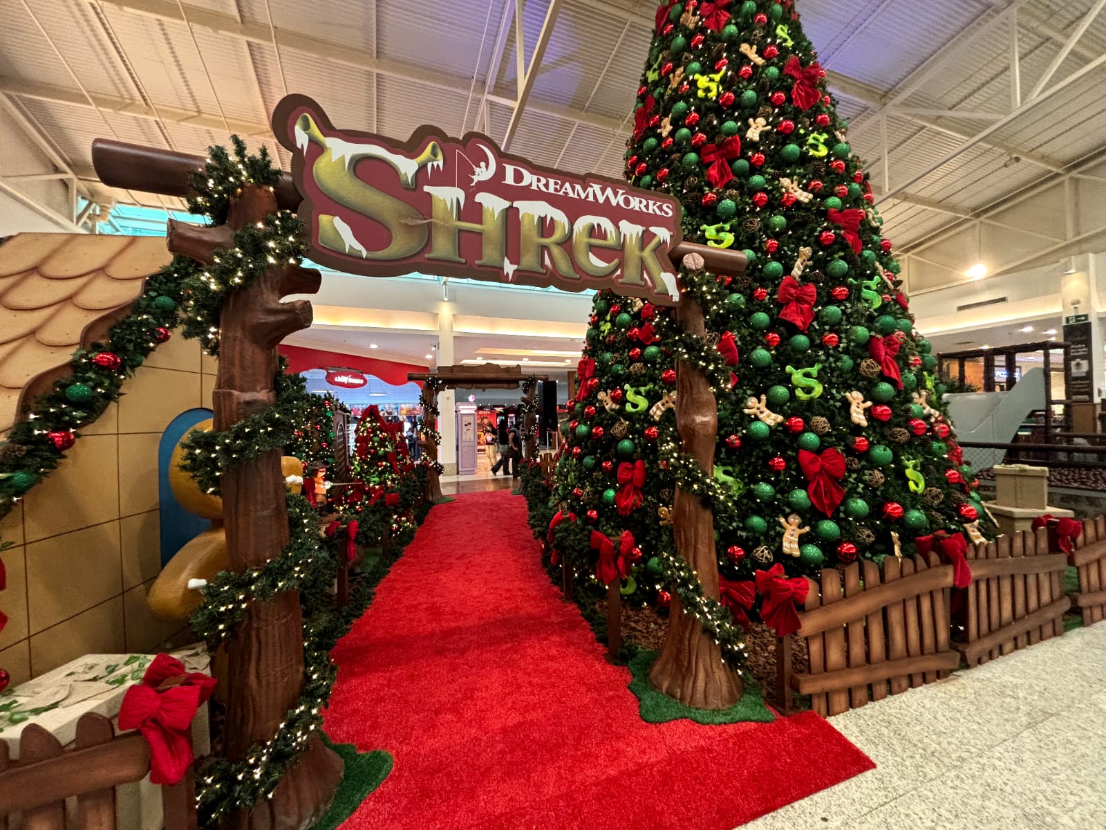 The magic of Christmas takes over Via Verde Shopping with Santa Claus and Shrek theme park
