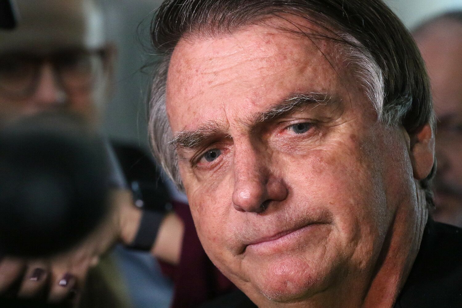 Bolsonaro arrested. He tried to break off an electronic bracelet to escape (with the help of his son)