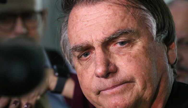 Bolsonaro arrested. He tried to break off an electronic bracelet to escape (with the help of his son)