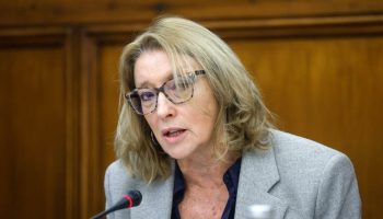 Government proposes 25 days of vacation and makes changes to labor law. It remains “very little”