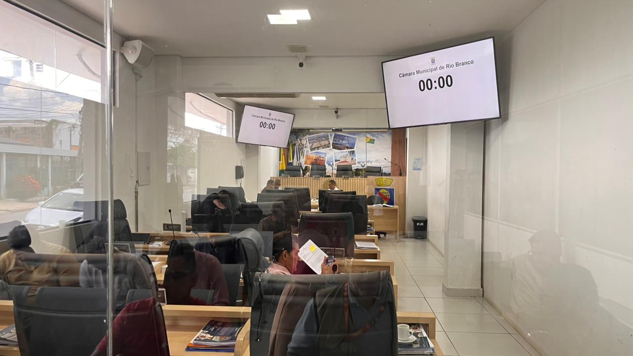 Chamber session begins, but is then suspended for analysis of vetoes to the LDO