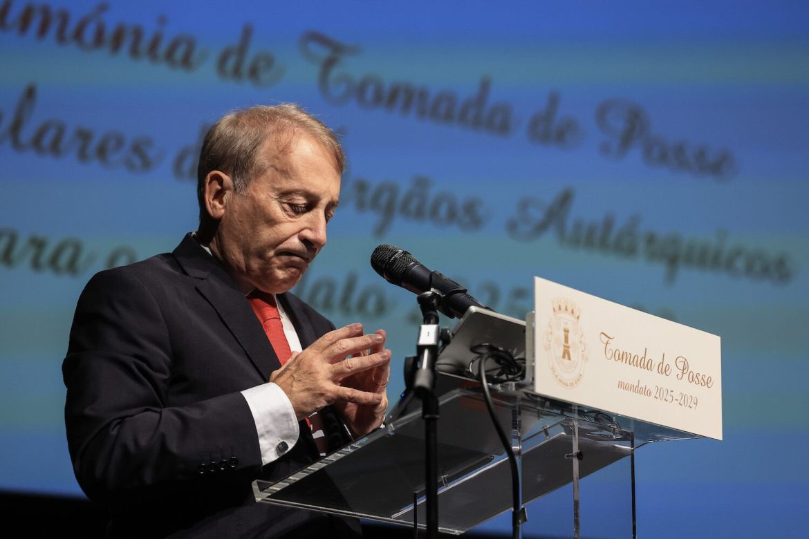 End of the dictatorship, transport by air, insults to the predecessor: Menezes' hectic inauguration
