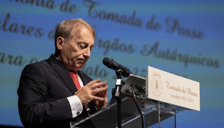 End of the dictatorship, transport by air, insults to the predecessor: Menezes' hectic inauguration