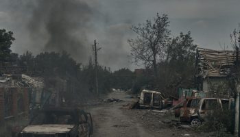 Russian soldiers take out their motorcycles to advance to this key point of the war covered in fog