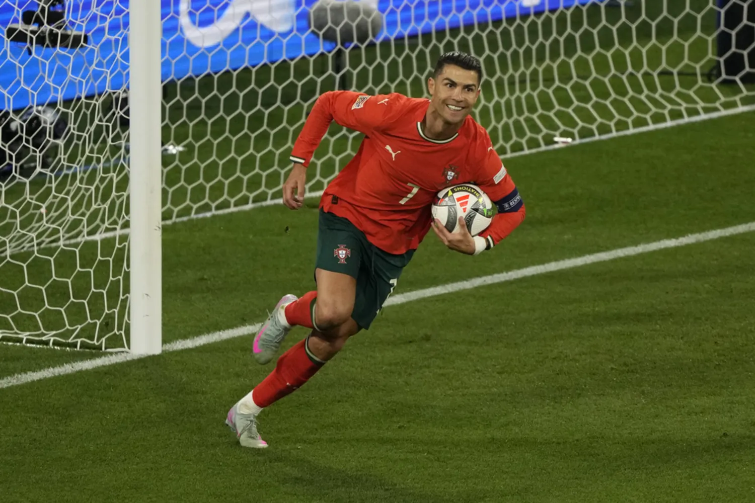 Cristiano Ronaldo says he is “perfect” and former colleague says: “If he were made of chocolate, he would eat himself”