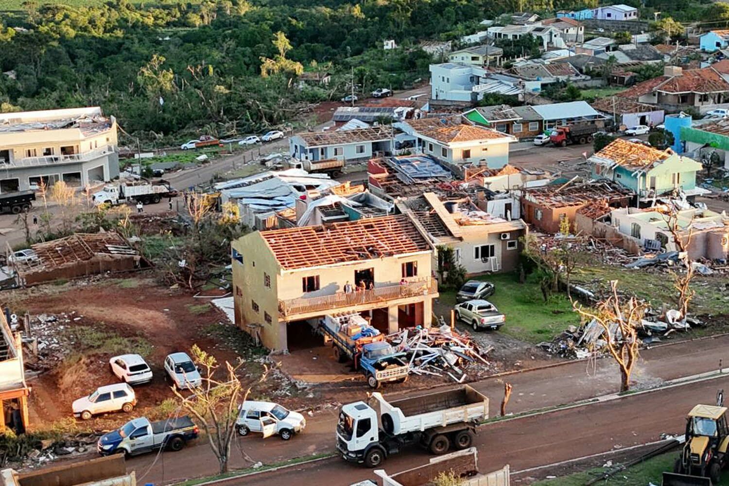 Winds of 330 km/h. Tornado turned city into a car “cemetery” in Brazil