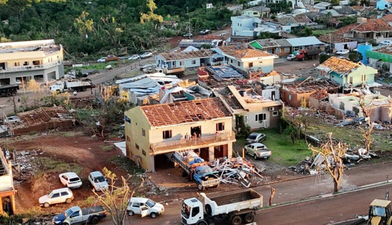 Winds of 330 km/h. Tornado turned city into a car “cemetery” in Brazil