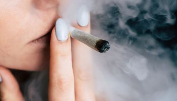 Mixing cannabis with tobacco reduces the “happiness molecule” in the brain