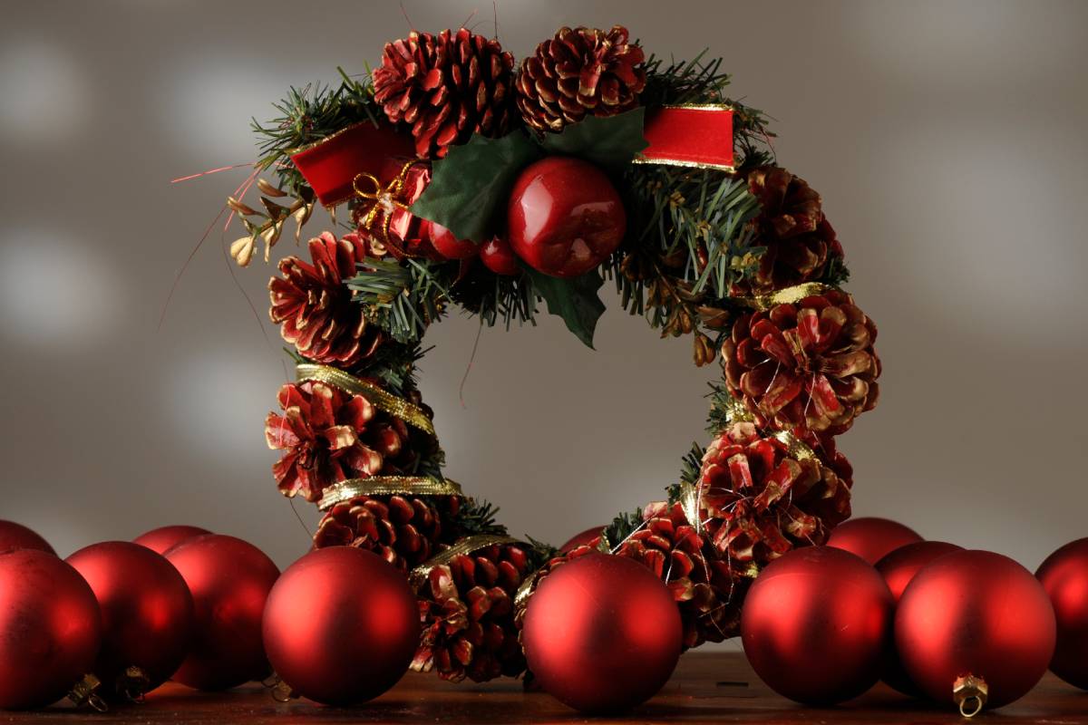 pine cones and glitter for a sustainable Christmas