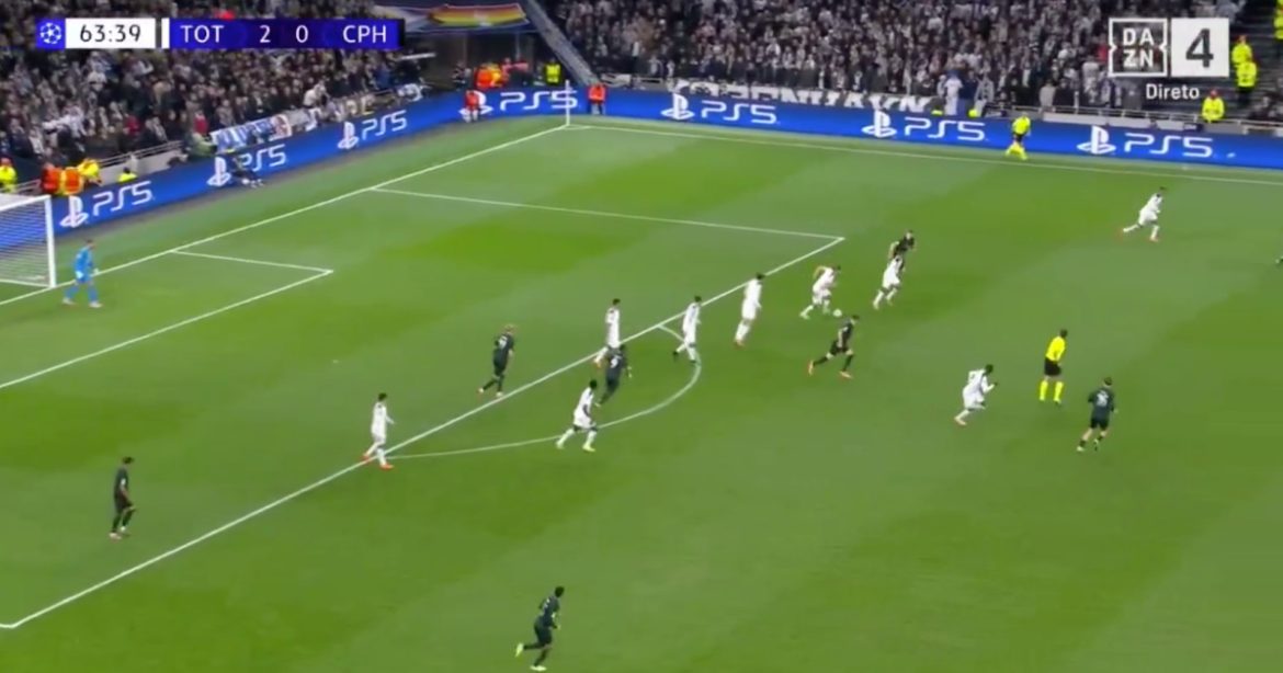 Tottenham defense runs the entire field with the ball under control and scores a goal against Maradona
