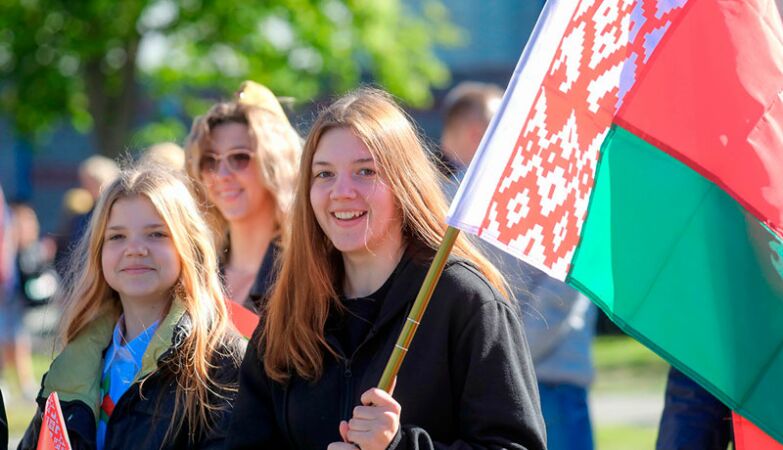 “What an exciting tank!” Belarus trains children for war alongside Russia
