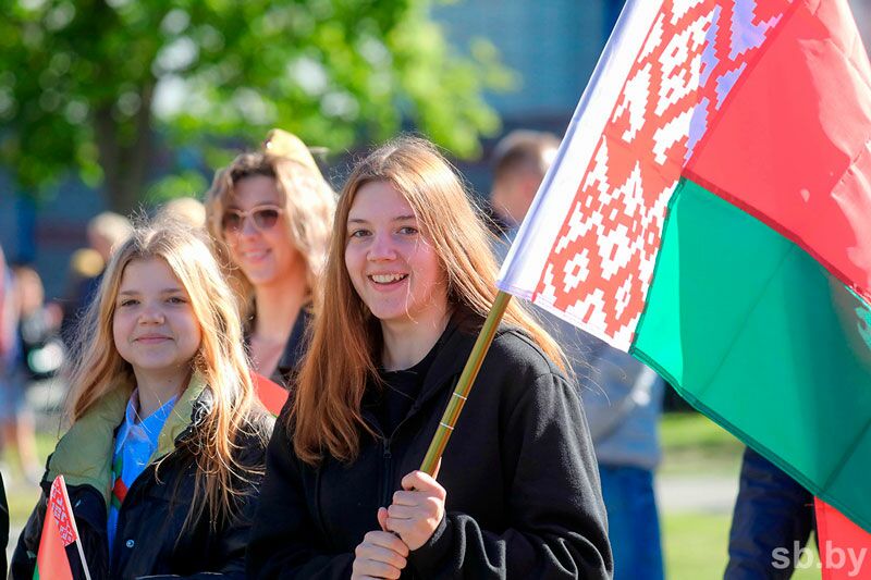 “What an exciting tank!” Belarus trains children for war alongside Russia