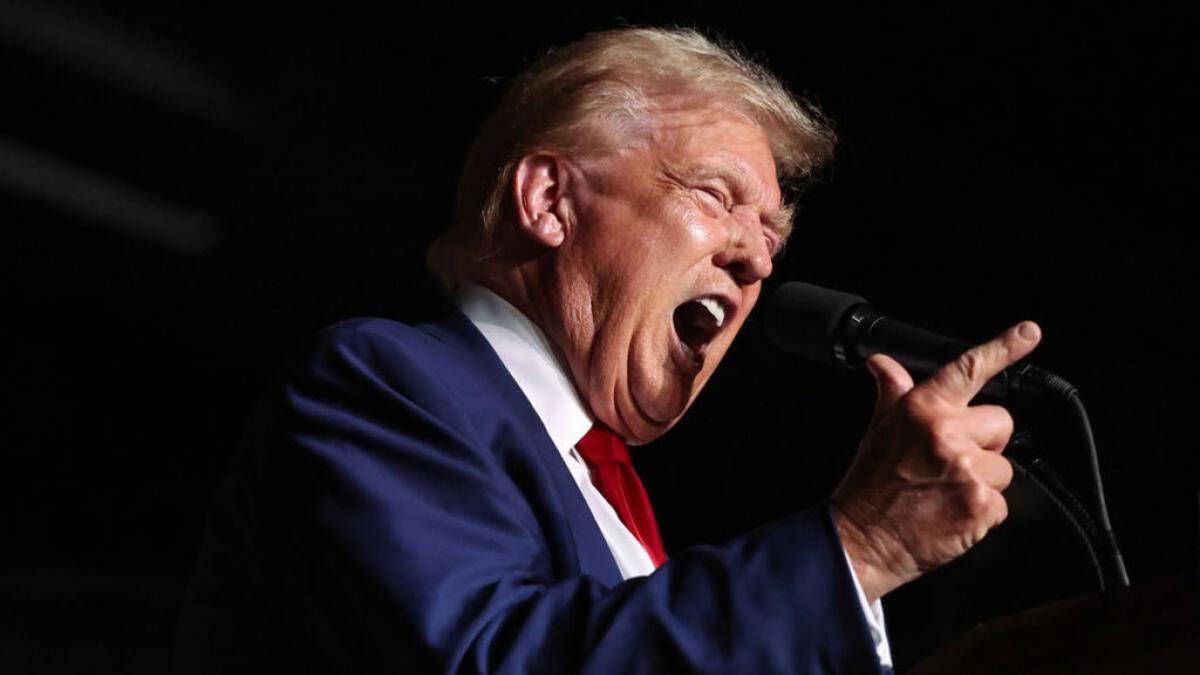 "Silence, silence, little pig!": Trump orders a reporter to be silenced when she asks him about the pedophile Epstein