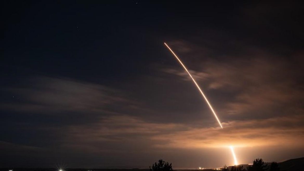 Putin proposes resuming nuclear tests... and the US responds by testing an intercontinental ballistic missile

