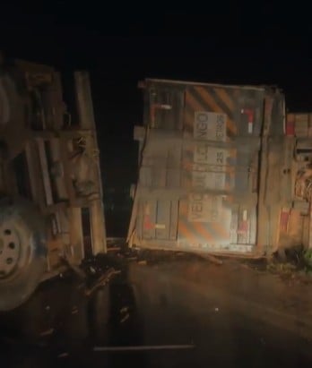 Video shows damage to BR-364 after collision of trailers loaded with oxen