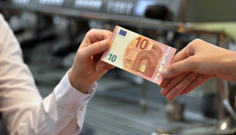 Is cash “cringe”? For Generation Z, whoever uses it is “disconnected from reality”