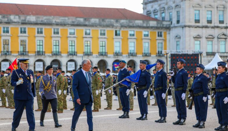 Roses instead of carnations: November 25th celebrated like April, but without PCP and with a lot of discord