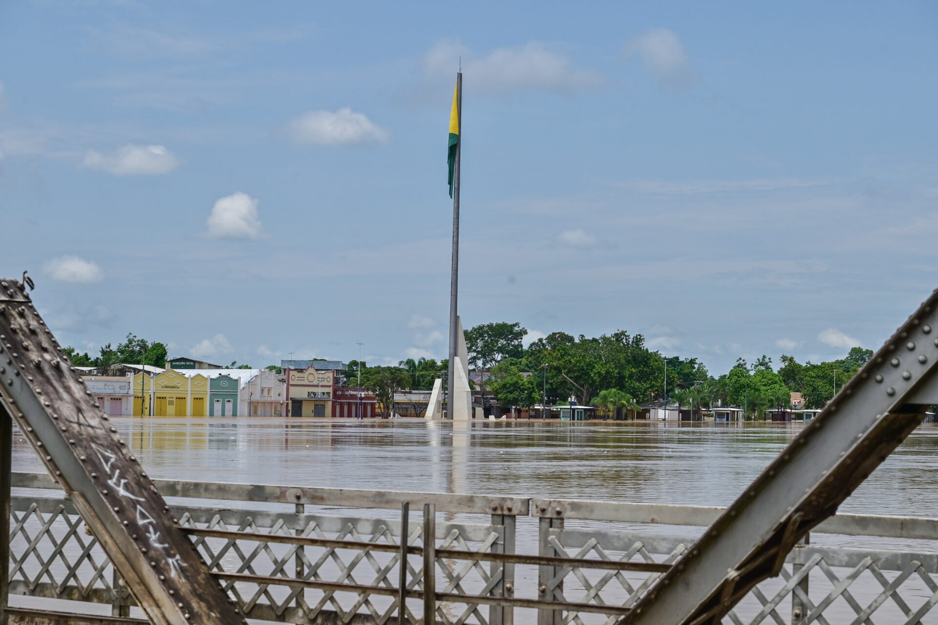 Above-average rains in October raise the Acre River and trigger a flood alert in early 2026