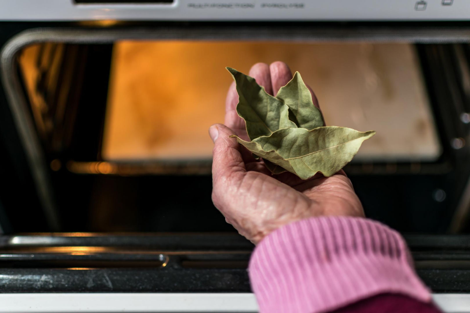 Clever tips Put 5 leaves in the oven and magic will happen in your home! For many hours, the beautiful scent will spread not only around the kitchen. A free way to naturally scent your home