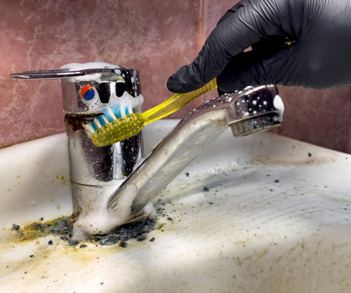 Effective cleaning Pour 3 tablespoons of this powder into half a glass of vinegar. The homemade mixture will eat away at the scale and dirt around your taps. Cleaning fittings without baking soda
