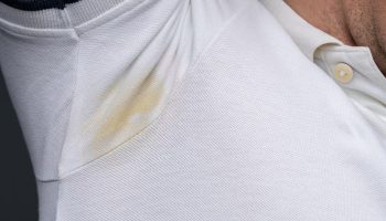 Plamy z potu można wywabić domowymi sposobami