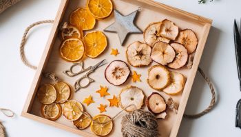 Christmas atmosphere Start drying now. The magical scent will spread throughout the entire apartment. Later you will hang it on the Christmas tree. Ideas for natural and fragrant Christmas decorations