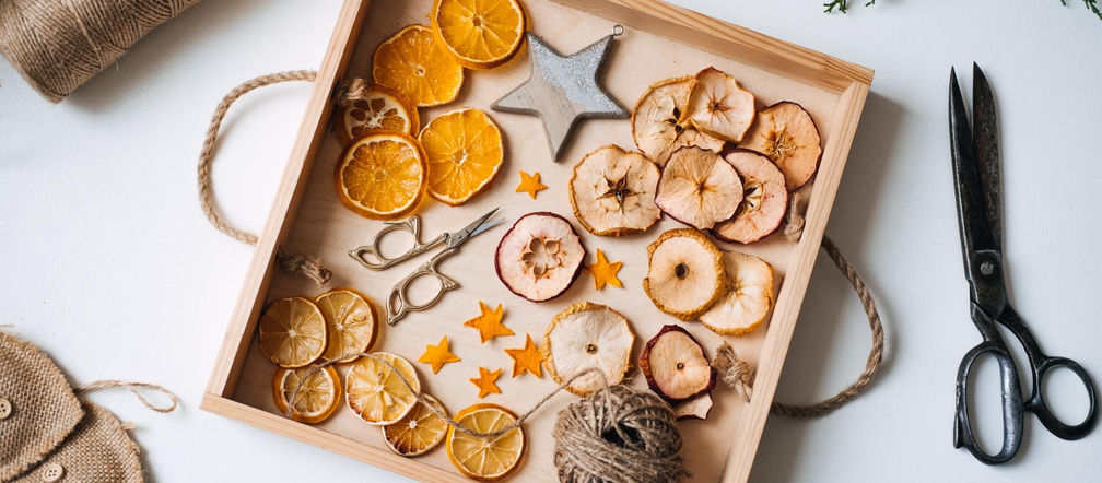 Christmas atmosphere Start drying now. The magical scent will spread throughout the entire apartment. Later you will hang it on the Christmas tree. Ideas for natural and fragrant Christmas decorations