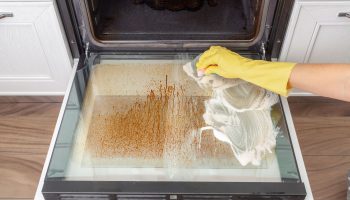 Oven as clean as a whistle Mix with a little water and rub it on the dirty oven glass. Burnt stains will disappear without a trace, and the glass surface will be as clean as a tear. How to clean the oven glass