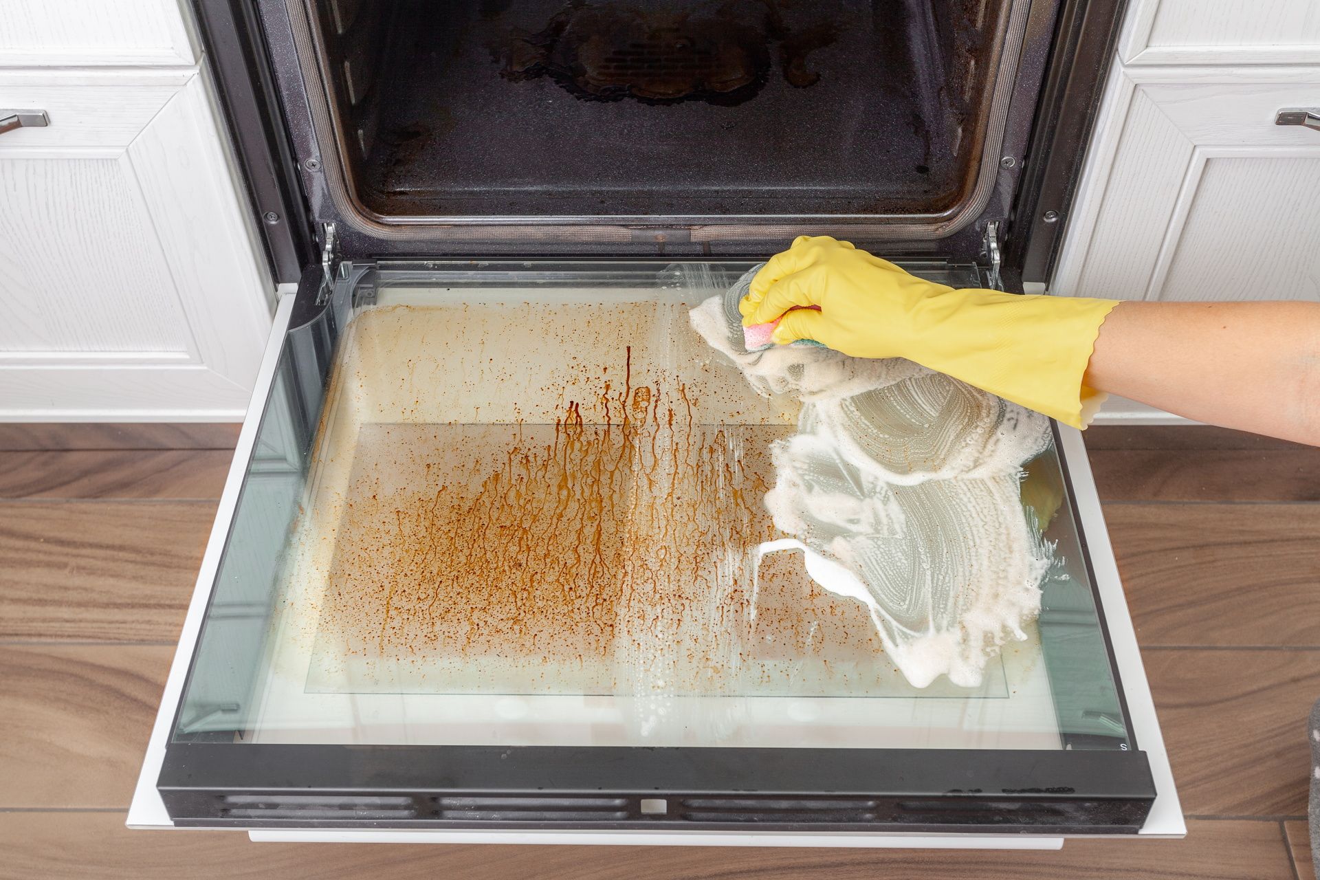 Oven as clean as a whistle Mix with a little water and rub it on the dirty oven glass. Burnt stains will disappear without a trace, and the glass surface will be as clean as a tear. How to clean the oven glass