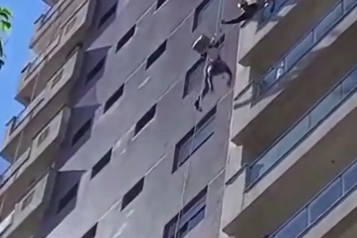 Worker faints and is left hanging on the 9th floor of a building during maintenance