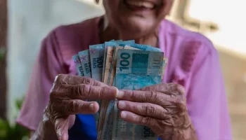 Elderly people are entitled to R$600 per month even with debts; understand the law