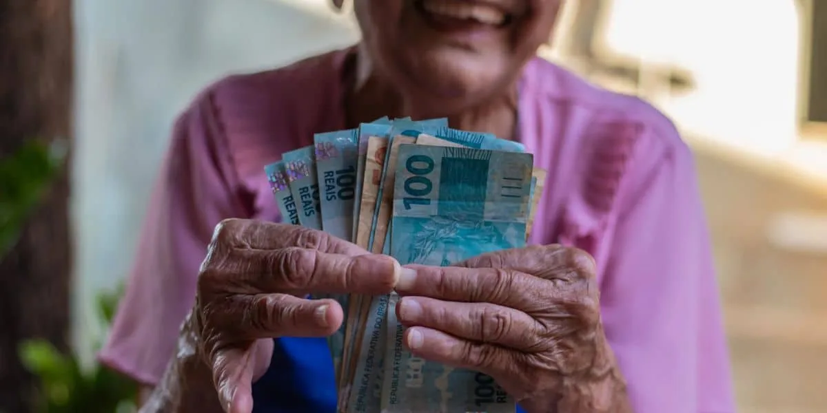 Elderly people are entitled to R$600 per month even with debts; understand the law