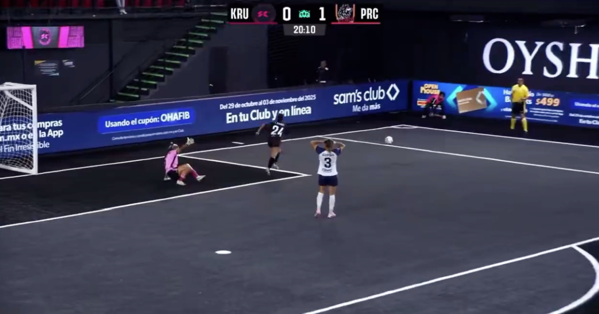 Player shoots at own goal in the Queens League and goalkeeper saves the mistake with an incredible save