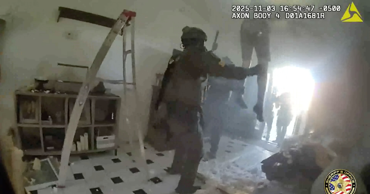 Thief seeks refuge in the attic but ends up falling on SWAT agents