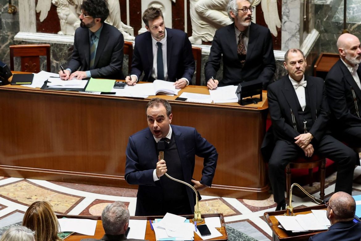 Γαλλία: Ο Λεκορνί πήρε τη στήριξη των Σοσιαλιστών- Επιβίωσε δύο προτάσεων μομφής