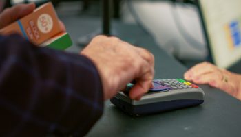 No touch or PIN: experts warn of new fraud affecting those who make contactless payments (without PIN)