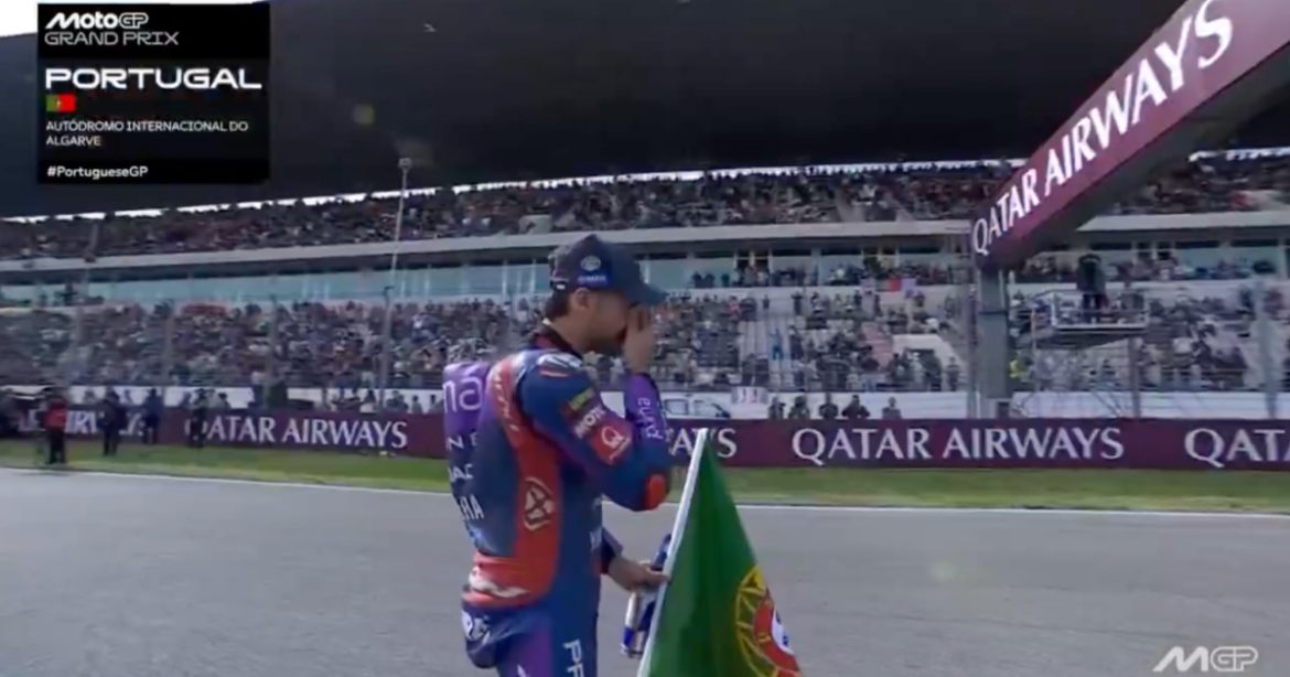Miguel Oliveira said goodbye in tears and with the Portuguese flag in hand
