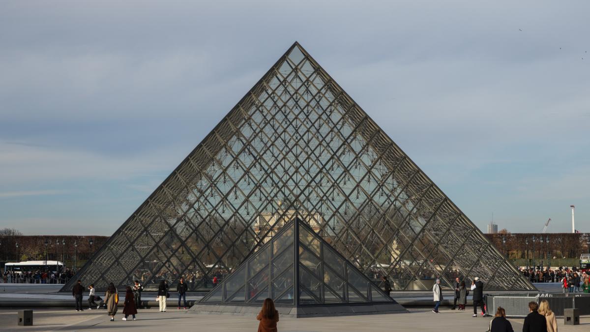 Police arrest four more people in Paris linked to the Louvre robbery