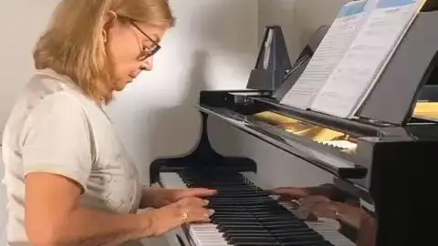 "The pianist in you": Diana creates a method to teach adults to play the piano