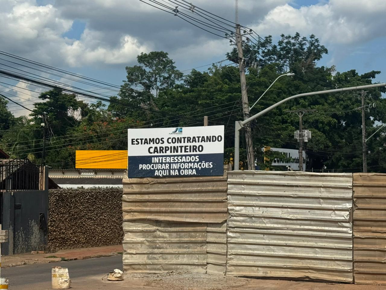 Construction company announces that it is hiring a carpenter to work on the AABB Viaduct