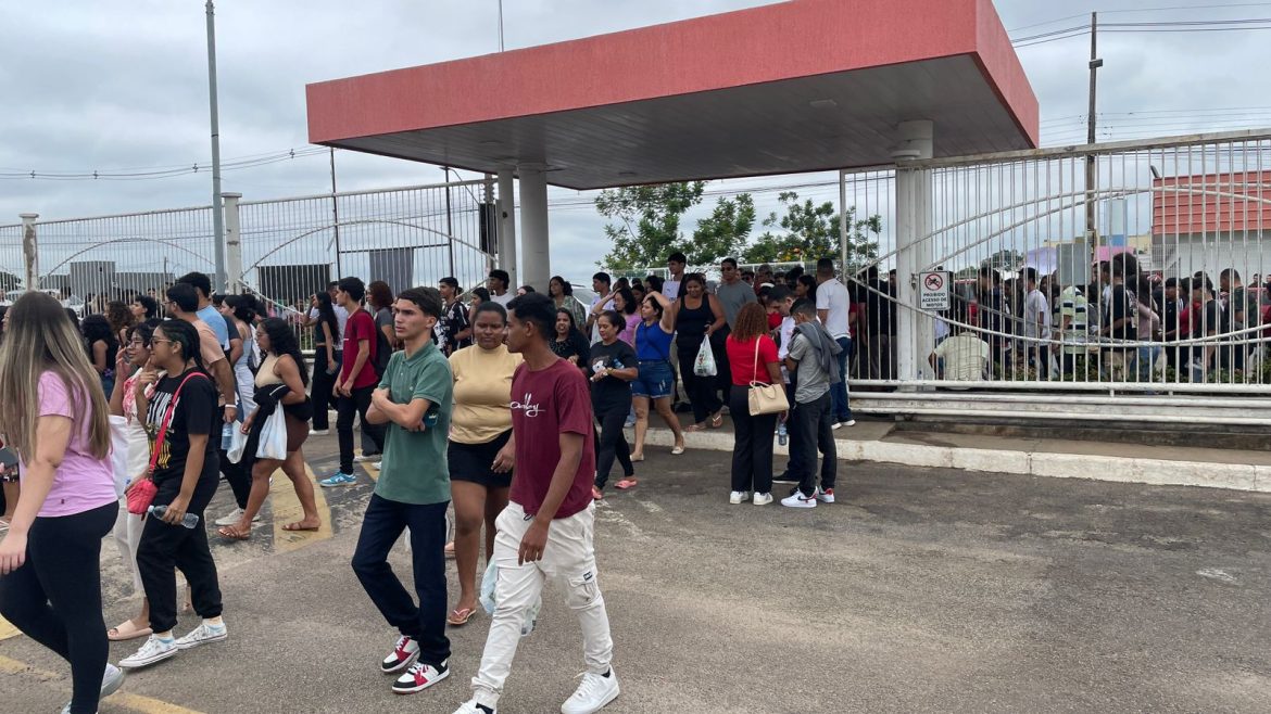 Candidates enter singing evangelical songs on the first day of Enem in Rio Branco
