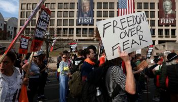 Η καταπολέμηση της παραπληροφόρησης αφορά την υπεράσπιση της δημοκρατίας