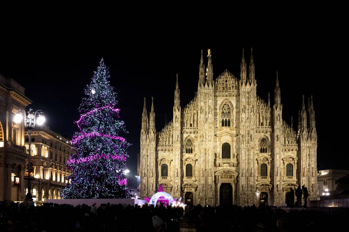 when decorating the Christmas tree according to tradition, Milan