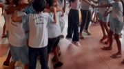 From Beatles to Elvis: singer from Acre shakes up school and makes children jump and shake their hair; VIDEO