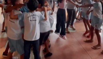 From Beatles to Elvis: singer from Acre shakes up school and makes children jump and shake their hair; VIDEO