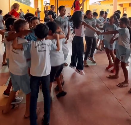 From Beatles to Elvis: singer from Acre shakes up school and makes children jump and shake their hair; VIDEO