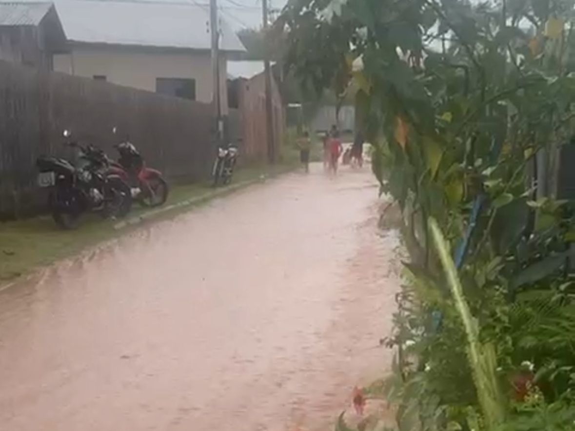 Travessa João Pessoa, in Sena Madureira, 'turns into a river' and is completely flooded after heavy rain
