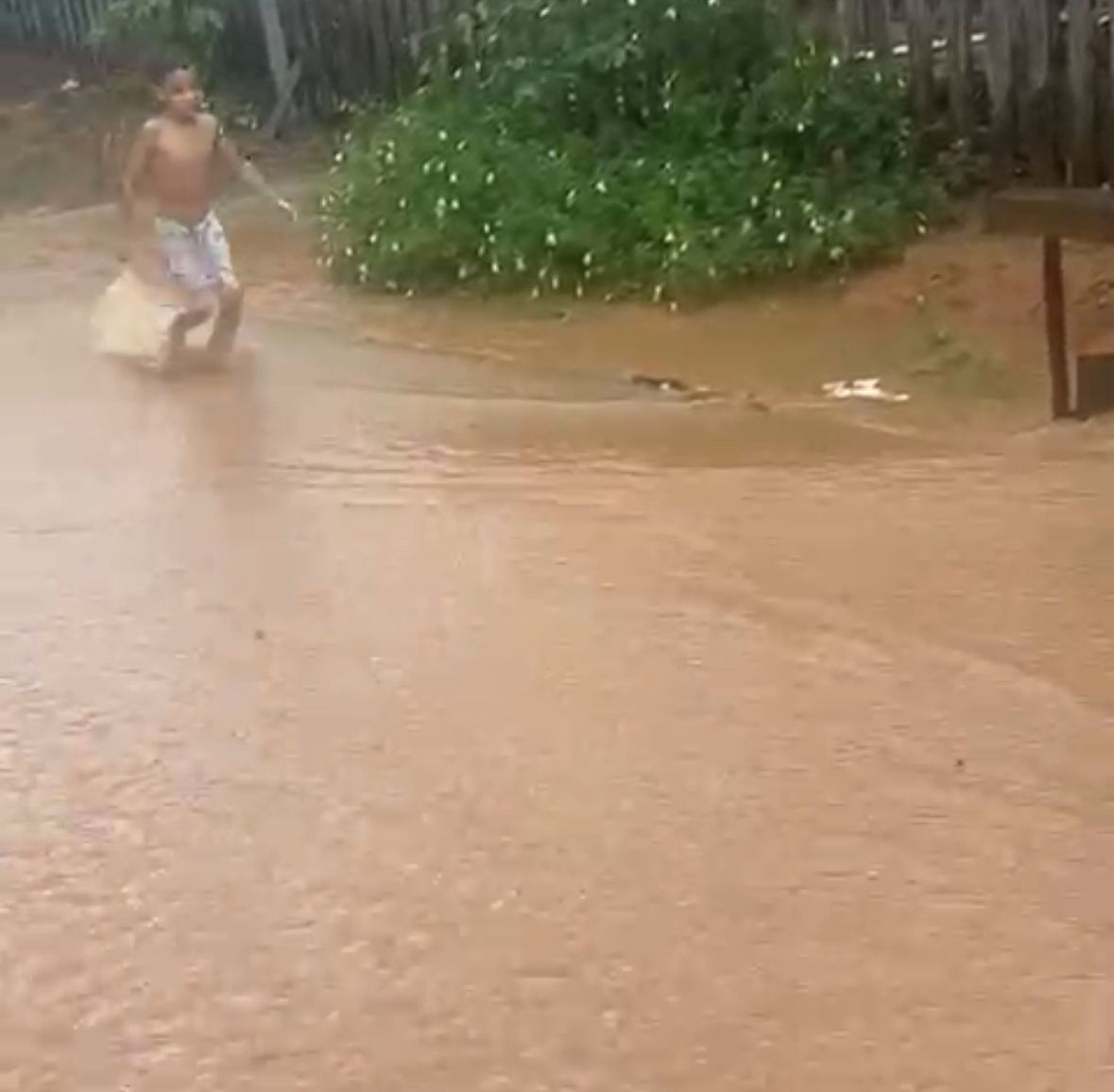 Travessa João Pessoa, in Sena Madureira, 'turns into a river' and is completely flooded after heavy rain
