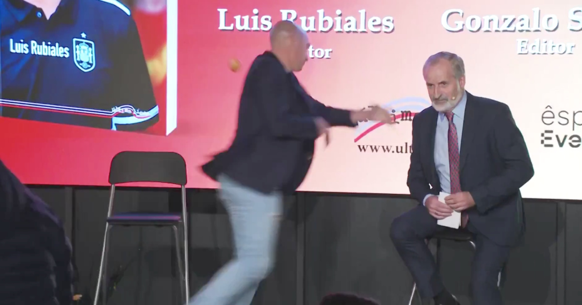 Rubiales is attacked with eggs by his own uncle during the presentation of his book